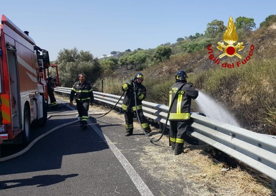 Incendio a Cagliari: sterpaglie e vegetazione in fiamme in viale Elmas