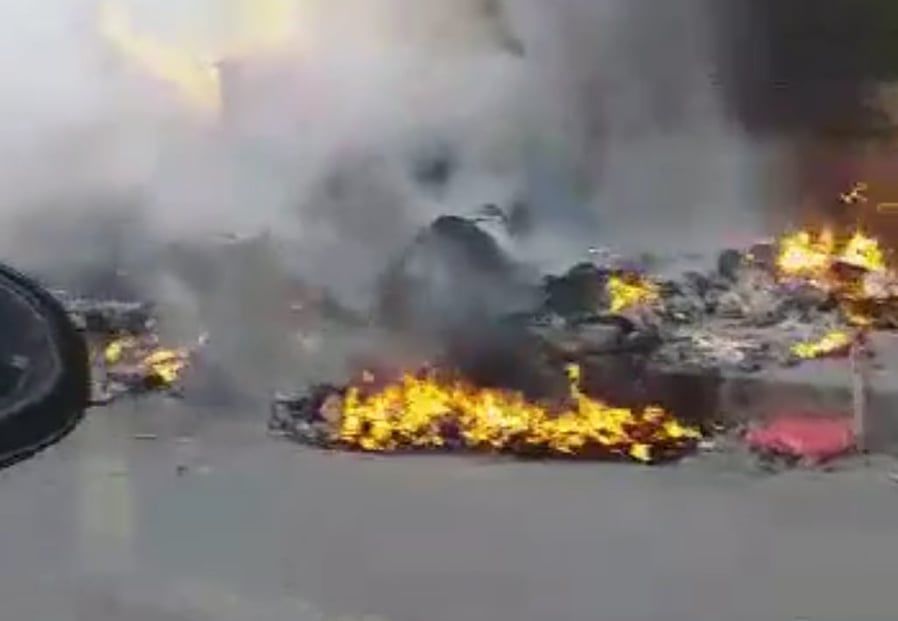 Caos rifiuti a Cagliari, ecco gli incendiari: cumuli di spazzatura in fiamme in via Podgora