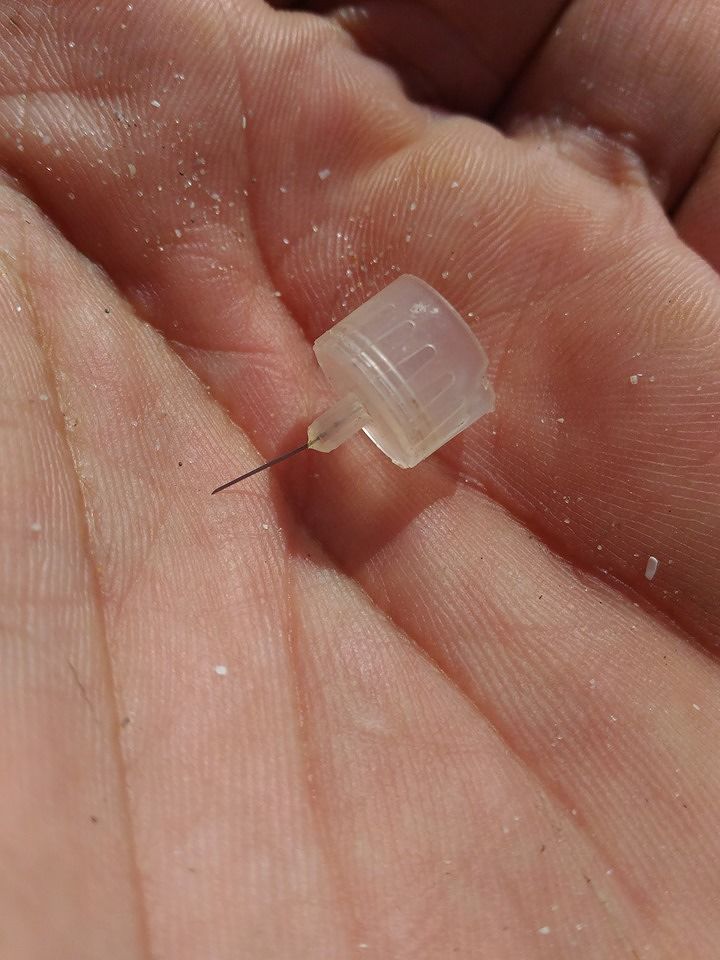 Bagnanti cafoni a Porto Botte: “Grazie per questo ago di insulina sulla sabbia e sulla mia pianta del piede..”