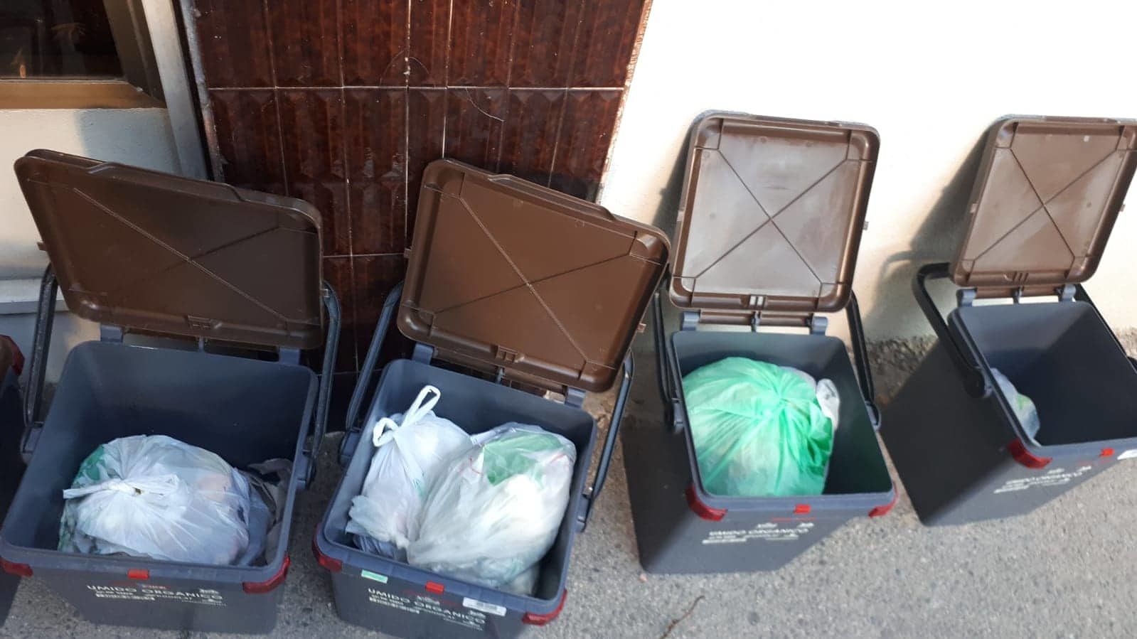 Cagliari, ritiro dell’umido ko in via Mattei: “Con 40 gradi all’ombra i nostri mastelli puzzano come i cadaveri”