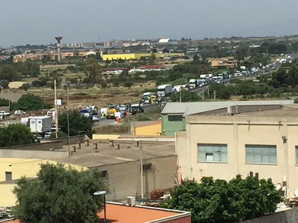 Incidente mortale a Selargius, auto contro camion: la vittima è una 27enne di Sinnai