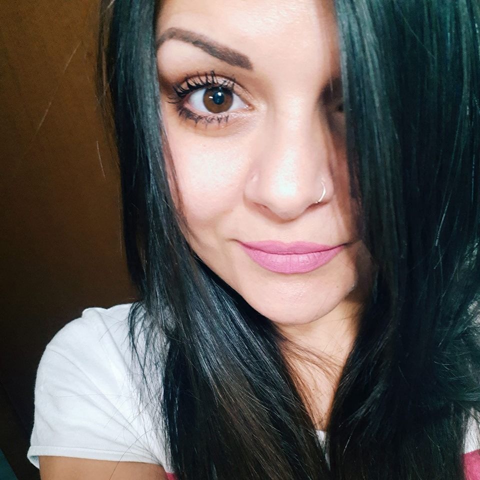 Noemi, 28 anni, di Quartu: “Aiutatemi a trovare i 4 teppisti che mi hanno bruciato l’auto nuova”