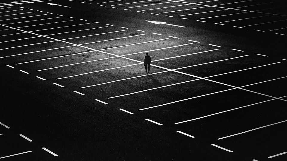 “Cagliari, un uomo nella notte mi chiede il pizzo del parcheggio: cosa può fare una ragazza sola in questi casi?”