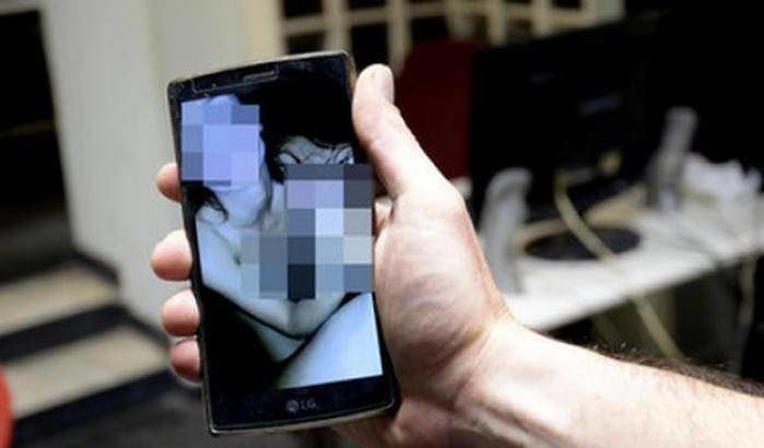 Ricattato per un video hot dà l’addio su facebook e si suicida: tragedia a Nuoro