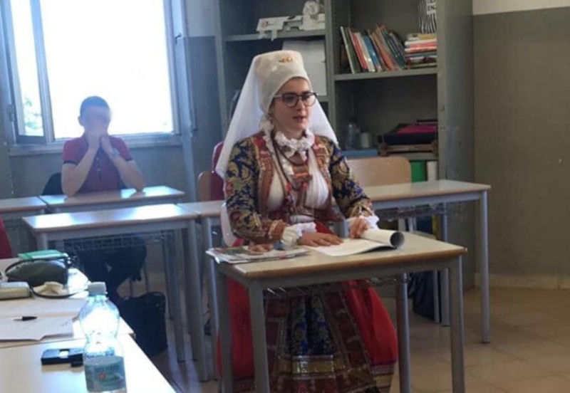 Anastasia, col costume tipico di Ollolai per discutere la tesina dell’esame: la foto diventa virale