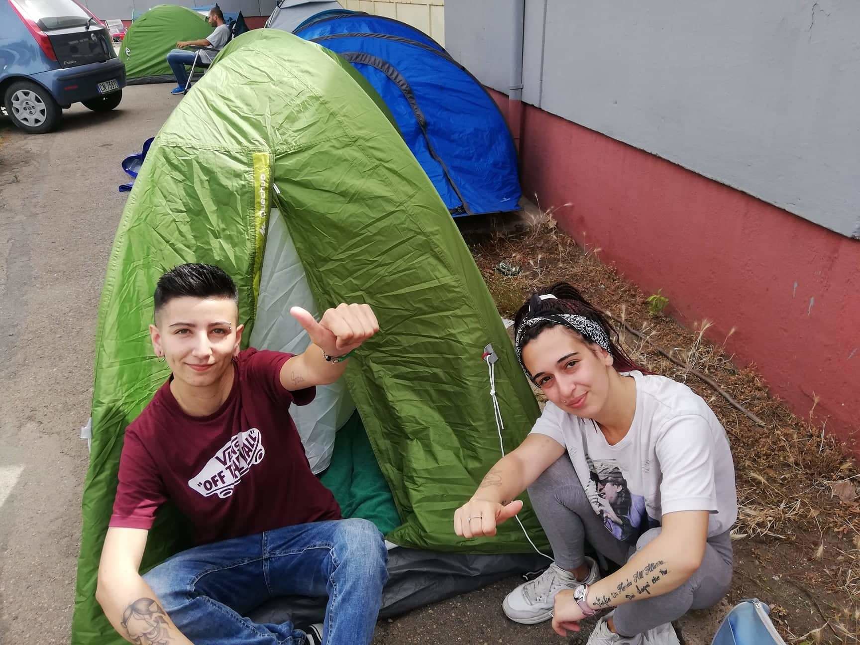Cagliari, fan di Vasco Rossi già fuori dalla Fiera: “Resteremo accampati qui per 4 giorni”