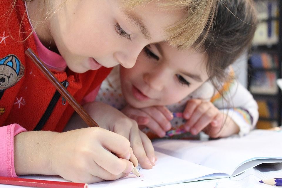 “Cagliari, la malinconia dei bimbi all’ultimo giorno di scuola: diventati grandi grazie alle maestre”