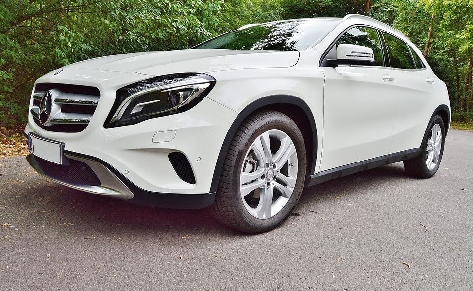 Finestrino aperto del Suv Mercedes, turista multato in Sardegna per “istigazione al furto”