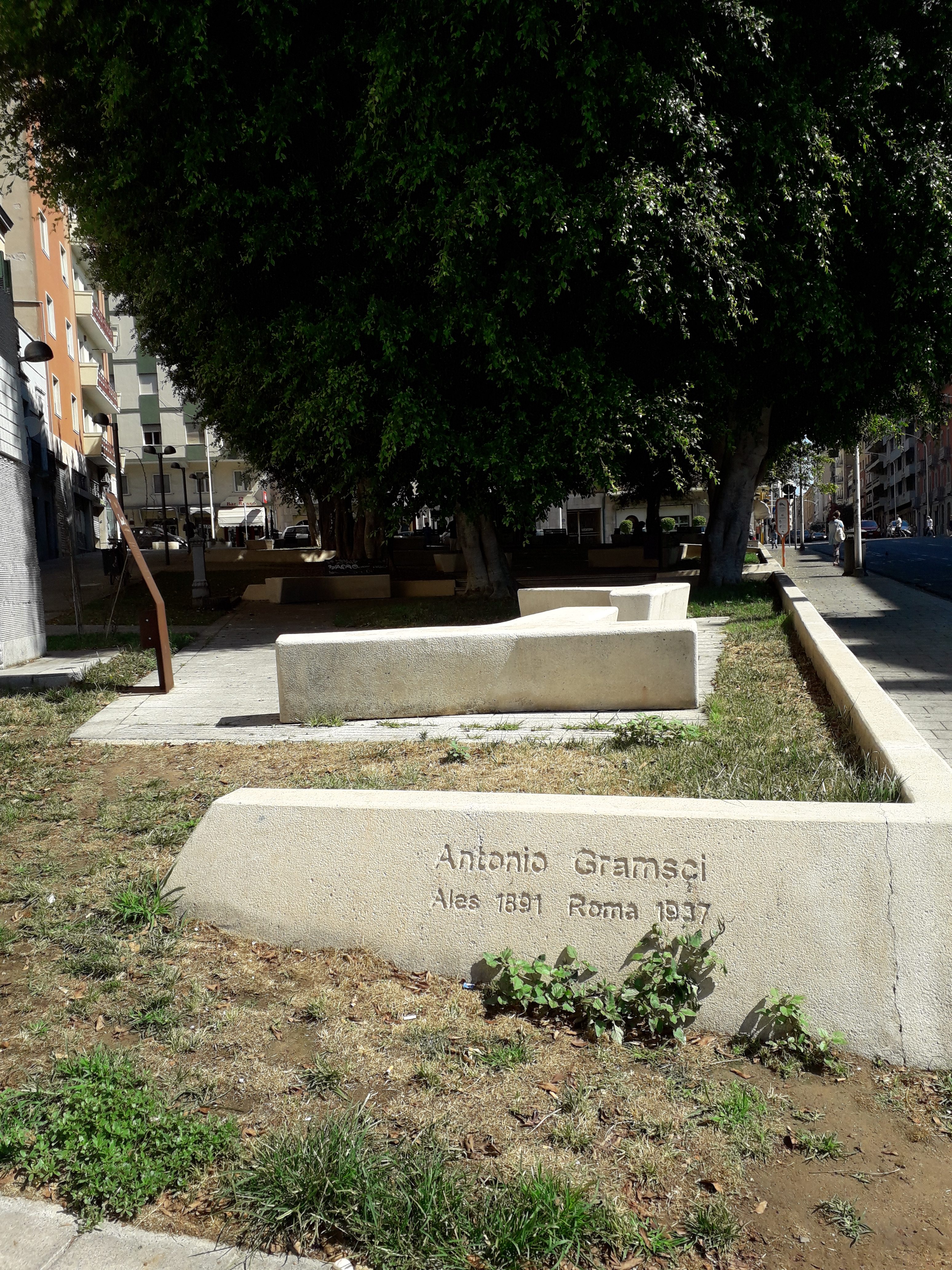 “Cagliari, odore nauseabondo in piazza Gramsci: povere piazze abbandonate senza bagni pubblici…”