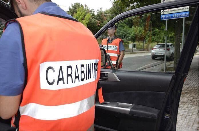 Oliena, tentano di rapinarlo davanti alla Banca: imprenditore reagisce e lo colpiscono alla testa
