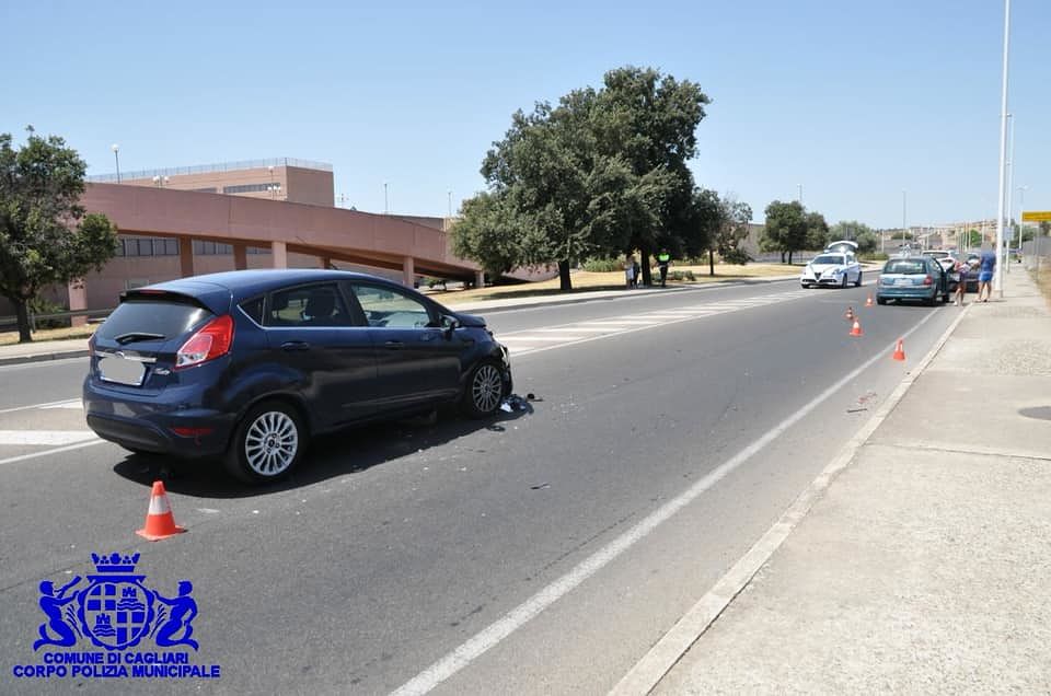 Pirri, tamponamento tra due auto in viale Pisano: ferito un minorenne