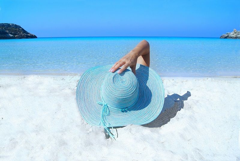 Abbronzarsi con cautela, i consigli del dermatologo