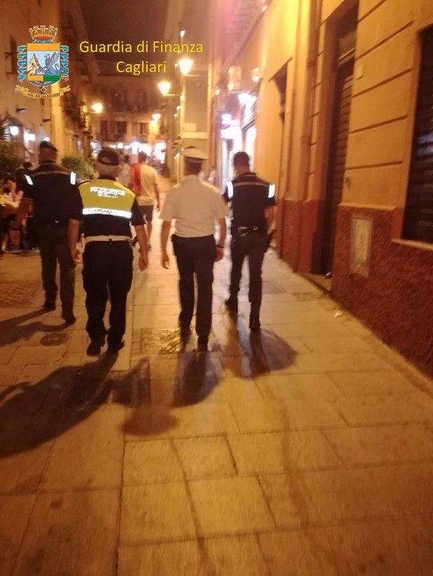 Parcheggiatori abusivi a Marina Piccola, due cagliaritani multati dalla Finanza e dalla Polizia Locale