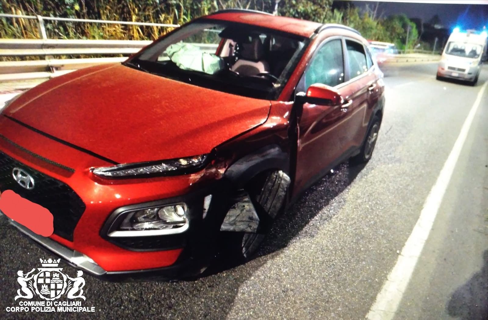 Incidente nella notte sull’asse mediano: auto perde il controllo e colpisce il guard rail