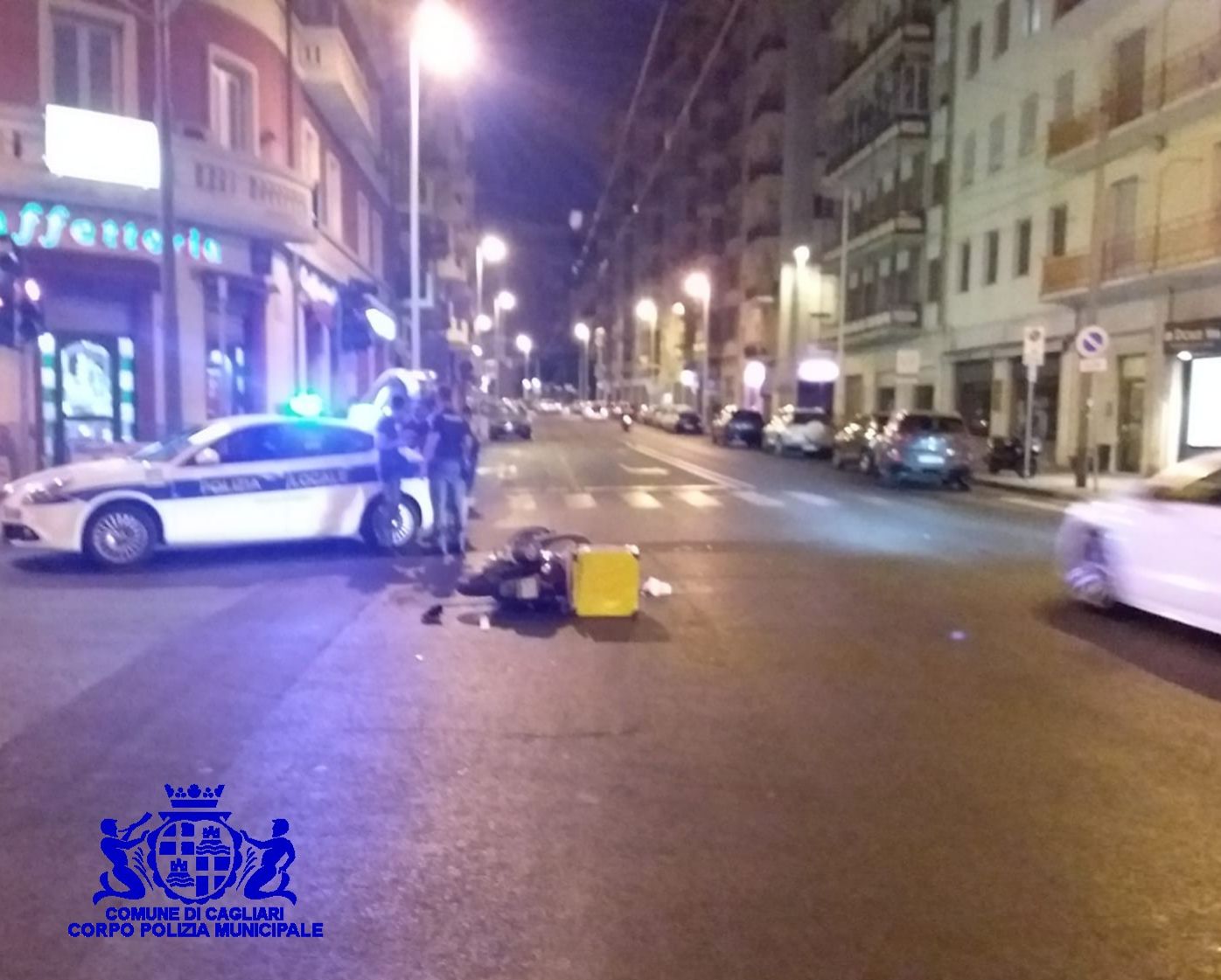 Cagliari, schianto auto-moto in pieno centro: 20enne portapizze finisce all’ospedale