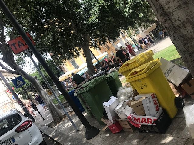 Letamaio Piazza Costituzione: “I turisti passeggiano a Cagliari tra mosche, blatte e fetore e fanno foto”