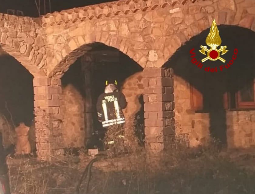 Paura nella notte a Selegas, incendio in un vecchio casolare utilizzato come ristorante