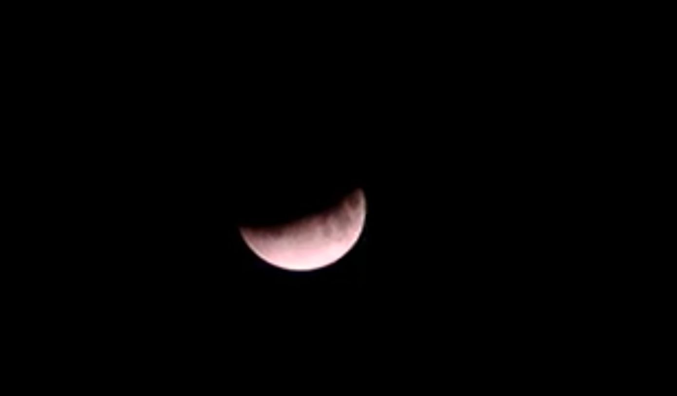 Eclissi mozzafiato a Cagliari e in Sardegna, ecco la Luna “nascosta” e tinta di rosso