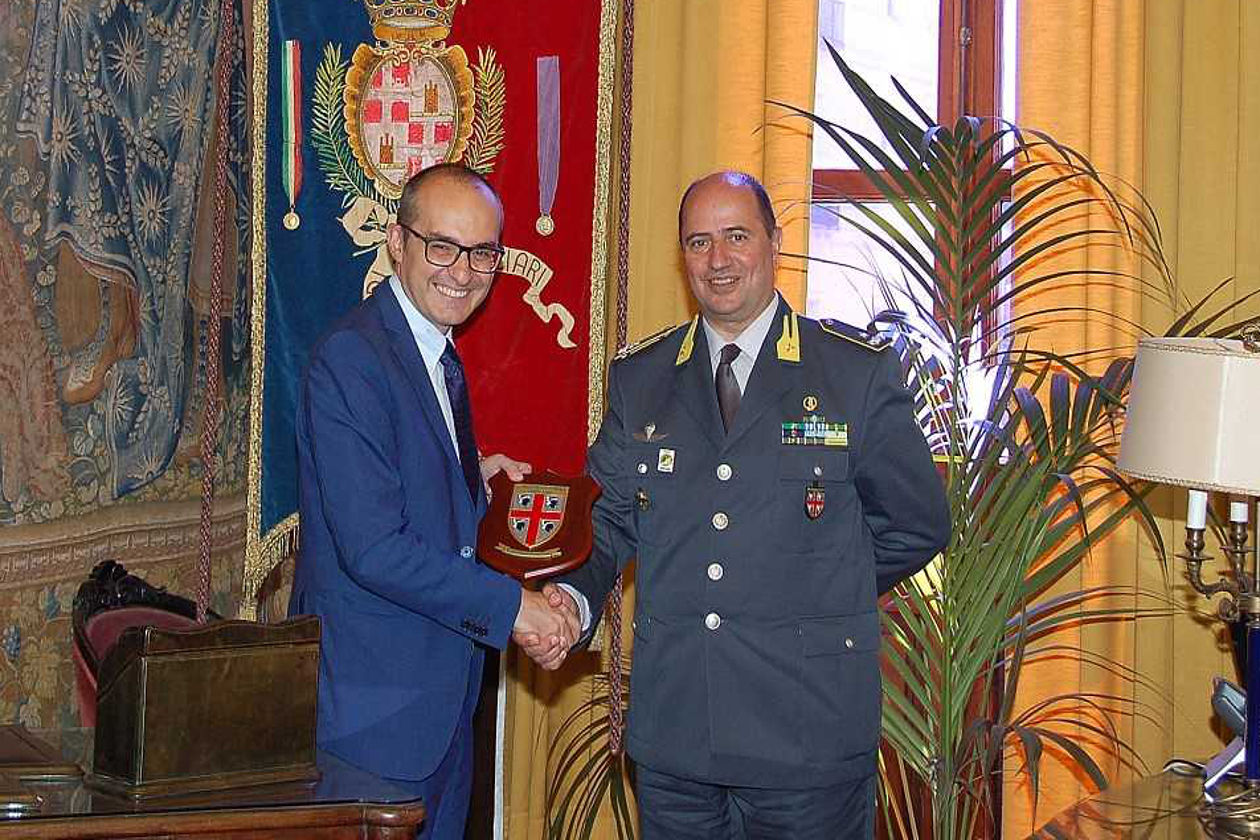 Cagliari, il sindaco Paolo Truzzu incontra il generale della guardia di finanza Gioacchino Angeloni