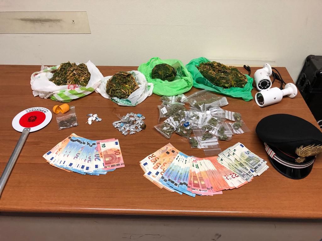 Cagliari, smantellata “casa dello spaccio” a Mulinu Becciu: droga ovunque, anche nel freezer