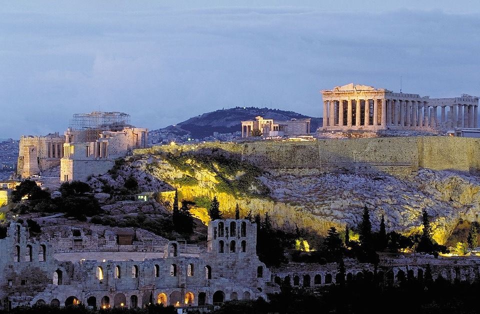 Atene trema e la gente scappa in strada: una forte scossa di terremoto