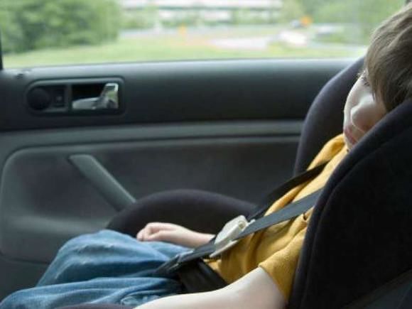Bambini lasciati in auto sotto il sole e morti: due casi in pochi giorni