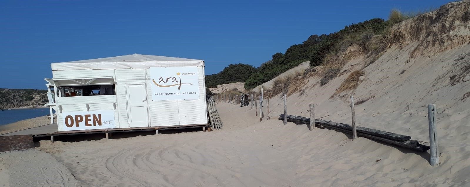 Il chiosco-muro di Chia, tra le dune e il mare: “Quella struttura è legittima?”
