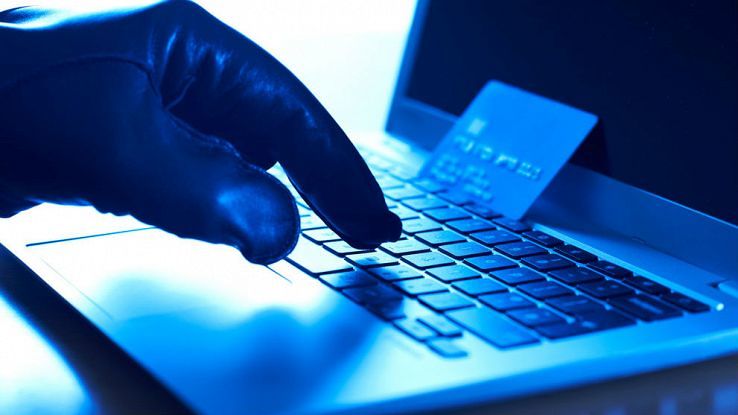 E’ allarme cybertruffe affettive: lui si finge innamorato e le spilla 150mila euro nel giro di un mese