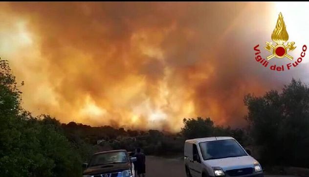 Fiamme e paura a Barisardo: evacuato un resort