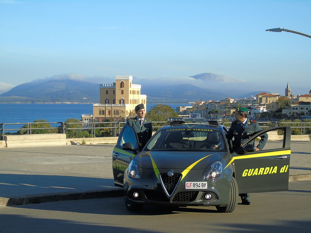 Picchia e accoltella un ragazzo in centro ad Alghero: tunisino ai domiciliari