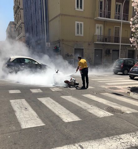 Cagliari, paura in via Sonnino per una moto in fiamme in mezzo alla strada