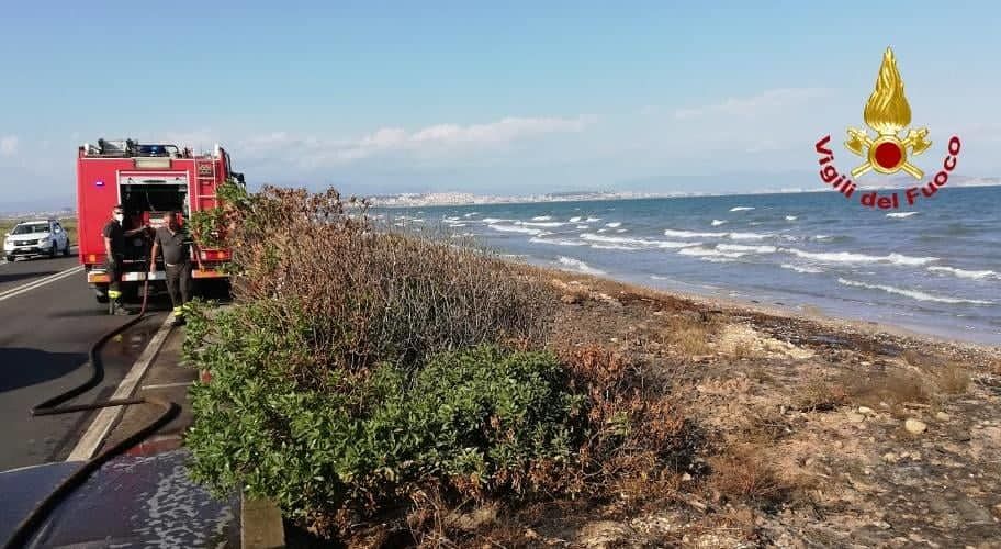 Cagliari, alghe in fiamme nella spiaggia di Giorgino: fumo sulla 195 e traffico in tilt