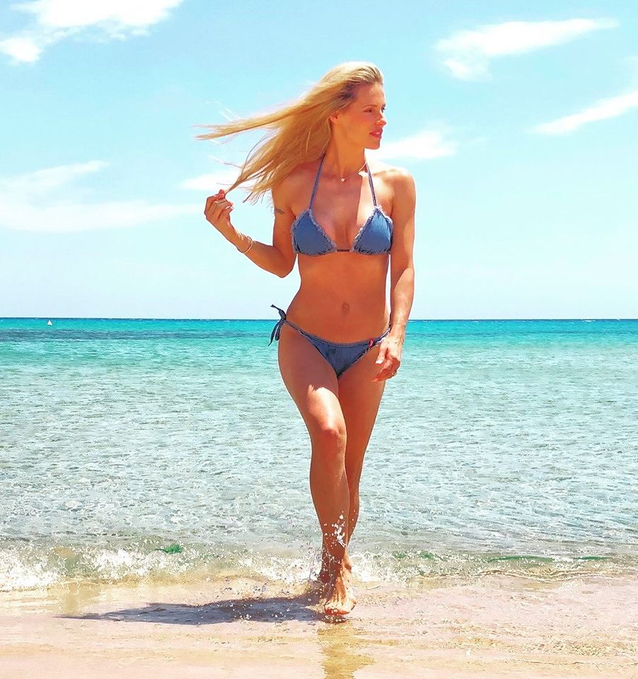 Bellissima Hunziker, il post in diretta da Chia: “Maldive? Nooooooooooo… Sardegna!! Evviva l’Italia!!!”