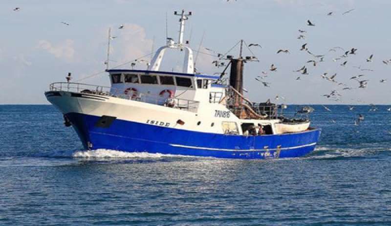 Guerra del pesce, la Grecia sequestra 9 tonnellate di gamberetti e merluzzo ai pescherecci italiani