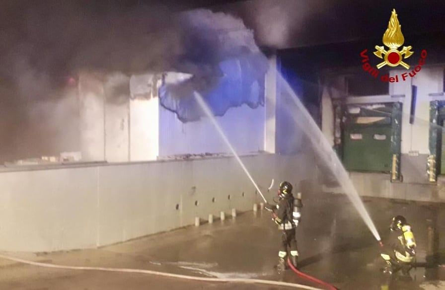 Maxi incendio devasta un mattatoio a Settimo San Pietro, il fuoco divora celle frigorifere e macchinari