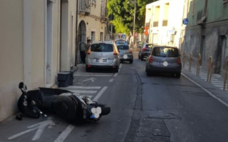 Pirri, ubriaco alla guida di un’auto senza assicurazione provoca incidente a catena: 49enne nei guai