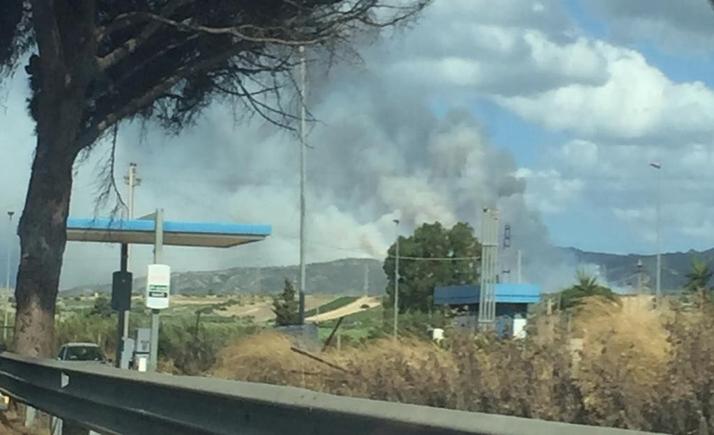 Grosso incendio nella costa di Maracalagonis, paura per le fiamme: Canadair in azione