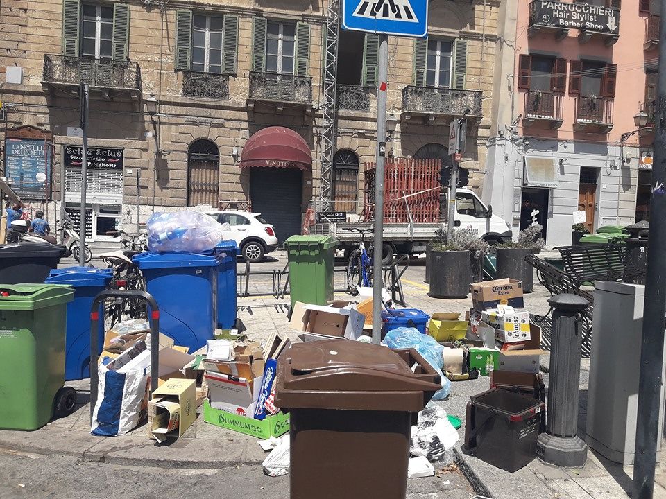 Cagliari, caos spazzatura dei locali in centro: accordo tra Comune e ristoratori