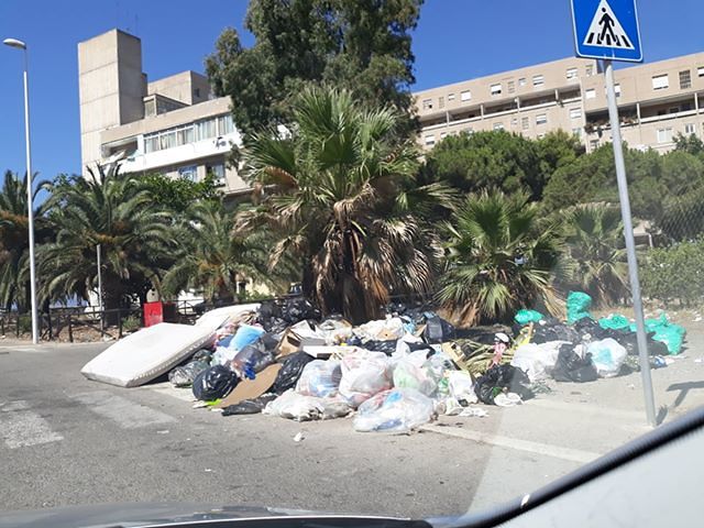 Caos rifiuti a Cagliari: discariche ovunque, emergenza a Sant’Elia