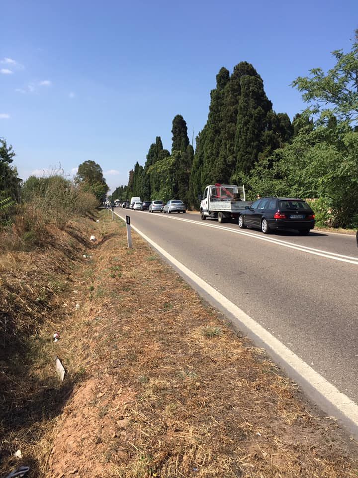 Brutto incendio tra Capoterra e Sarroch, traffico bloccato sulla Sulcitana: “Siamo tutti fermi”
