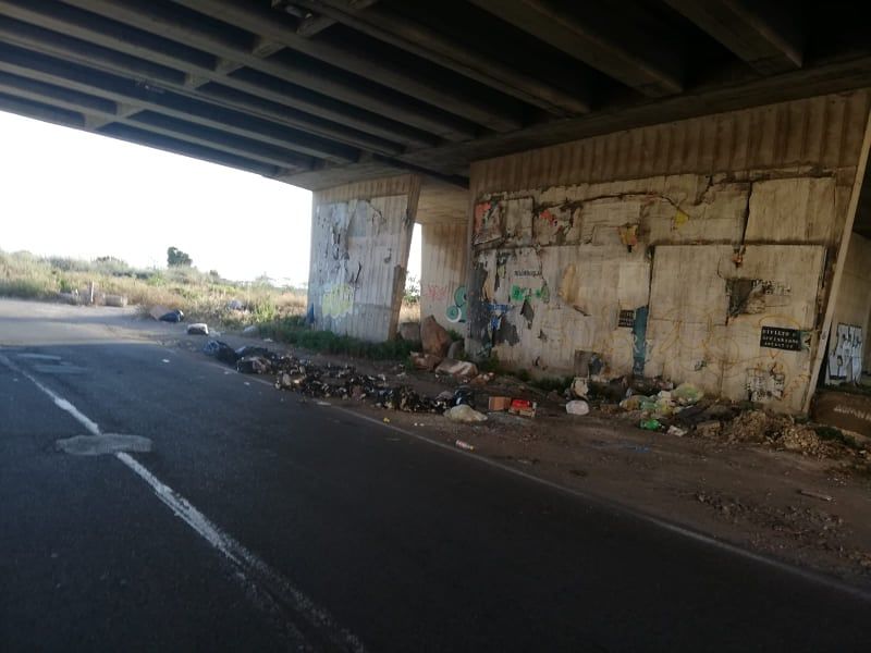 Cagliari, residenti di via San Paolo infuriati: “Lanciano i rifiuti dalle auto in corsa, la strada è una discarica”