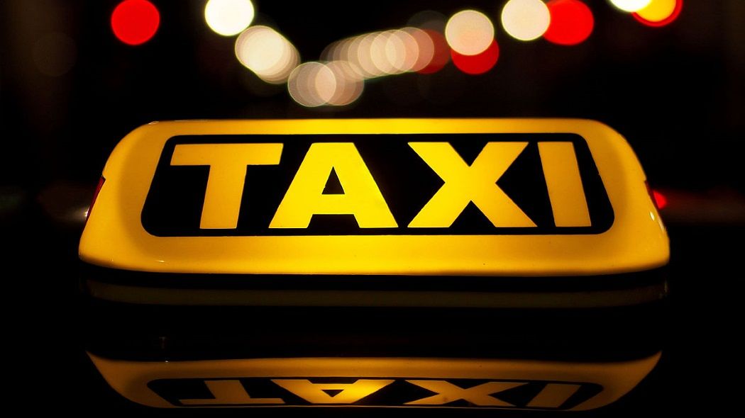 Cabras, in 13 a bordo di un taxi omologato per 9 persone: nei guai il conducente