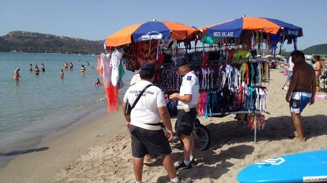 Cagliari, sorpreso a vendere vestiti al Poetto: multa di 1032 euro a un abusivo