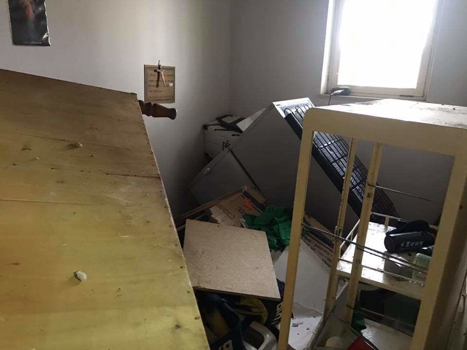 Vandali scatenati a Samassi: “Razzia al campo di via Togliatti: distrutte porte, finestre arredi e bagni”
