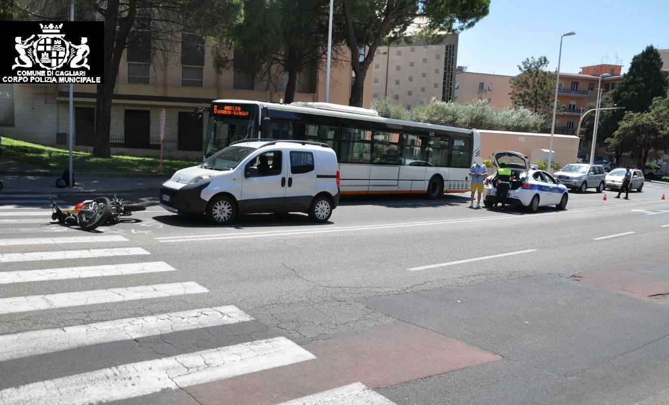 Si ferma per far attraversare un pedone, motociclista tamponata a Cagliari: è in ospedale
