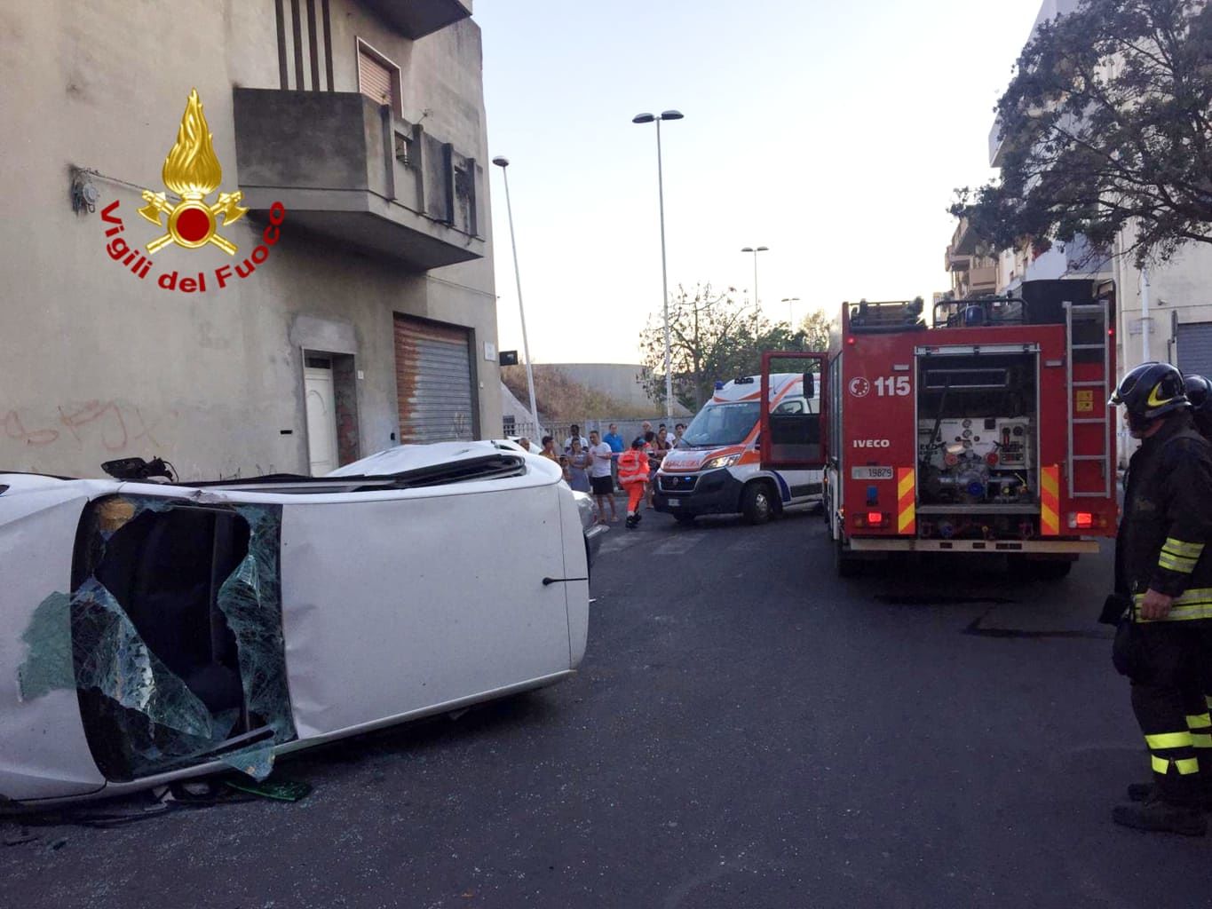 Quartu, auto perde il controllo e si ribalta su un fianco: tre feriti in ospedale