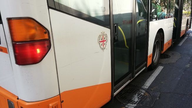 Cagliari, teppisti sul bus per Monserrato: fuggiti dopo aver forzato le portine