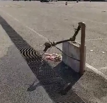 Parcheggi del Policlinico, va in scena lo spreco: “Perdita d’acqua da un idrante, nessuno interviene”
