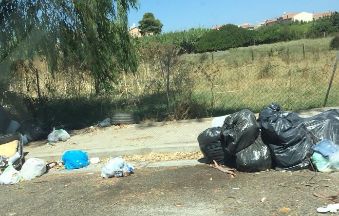 Immondezzaio dietro il centro commerciale a Quartu: “Porta a porta sbagliato anche nell’hinterland di Cagliari”
