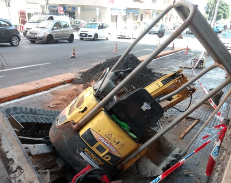 Cagliari, paura in via dei Giudicati: il marciapiede sprofonda e inghiotte una ruspa